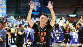 ▲PLG總冠軍賽G6，領航猿後衛李家慷賽後和球迷致意。（圖／記者劉彥池攝影）