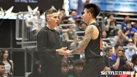 ▲PLG總冠軍賽G6，領航猿總教練卡米諾斯和盧峻翔擊掌。（圖／記者劉彥池攝影）