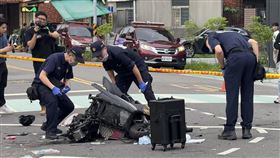新北三峽車禍  警方現場勘查（3）新北市三峽區北大國小外19日發生重大車禍，案發後，警方鑑識人員在國光街與國成街口，對遭撞擊的機車殘骸進行鑑識工作。中央社記者林恕暉攝  114年5月19日