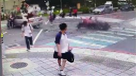余翁開車撞擊路人瞬間畫面。（圖／翻攝畫面）