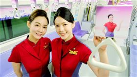 華航推西雅圖航線  與機捷合作彩繪列車中華航空公司台北直飛西雅圖航線將在14日啟航，華航特別攜手桃捷公司，1日推出專屬彩繪列車，車廂握把上有笑容可掬的華航空服員吸引乘客目光，除增加印象，更歡迎民眾親自體驗西雅圖航線魅力。中央社記者吳睿騏桃園攝  113年7月1日