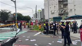 ▲三峽車禍事故現場血跡斑斑，學生考卷和筆記散落一地，怵目驚心。（圖／翻攝畫面）