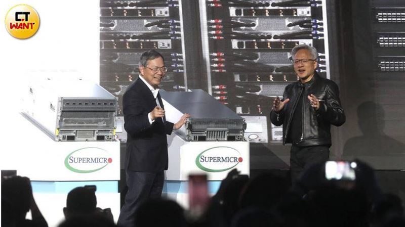 美超微梁見後同框黃仁勳「速度就是一切」