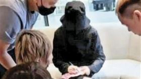 周邊圍滿了人，阿信從善如流聽從店員要求，縮著身體在大腿上簽名。（翻攝自網路）