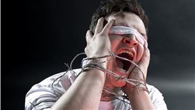 ▲傳產股嘉鋼因財務狀況惡化，遭公告打入全額交割投資人痛苦難耐。（示意圖／PIXABAY）