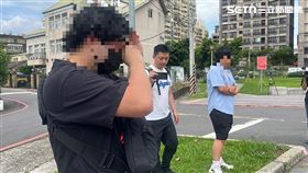 民眾來到事發現場，一時情緒上湧，忍不住放聲大哭。（圖／記者黃翎瑄攝）