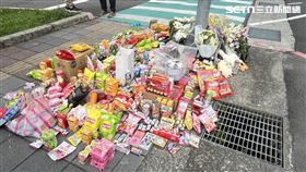 事發現場滿是花束與零食，場面十分哀戚。（圖／記者黃翎瑄攝）