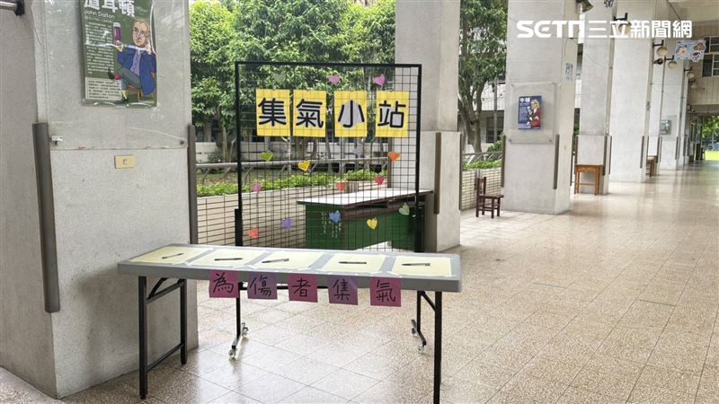 還有師生在此車禍中受傷，除了追思小站外也有為傷者集氣的小站，許多同學都來留下加油打氣的小卡。（圖／翻攝畫面）