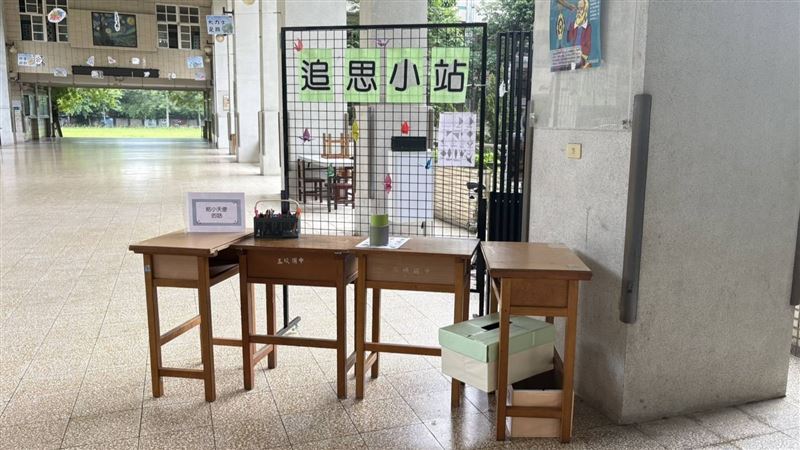 校方分別設置追思和集氣小站,緬懷罹難學生,盼受傷同學能早日康復。(圖/翻攝畫面)