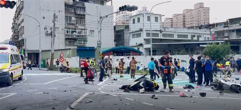 根據事故現場監視器與行車紀錄器畫面，黃黑色機車正是首當其衝的女騎士，經警方調查後確認，40歲的女騎士是一名媽媽，原本準備前往北大國小，接孩子下課，到院前已不治身亡。（圖／翻攝畫面）