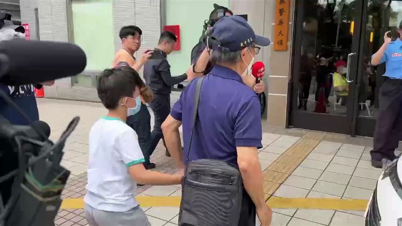 吳姓女學生車禍不治,家屬到醫院參與相驗。(圖/翻攝畫面)