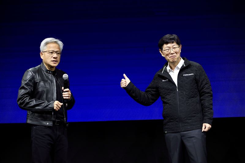 黃仁勳劉揚偉同台　喊爆Team Taiwan