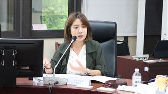 柯P今再開庭…「學姐」挺孕肚到場笑說1句