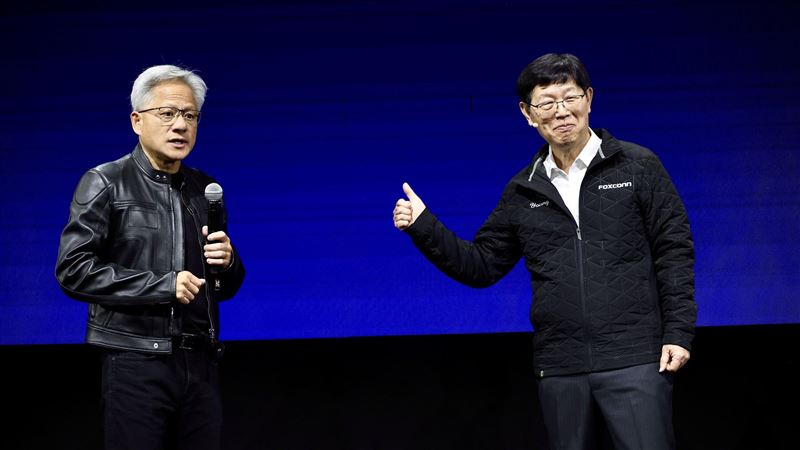 鴻海獲利結構中，AI相關比重成長。圖為ComputeX2025 鴻海劉揚偉keynote與輝達黃仁勳合影。（圖／記者鄭孟晃攝影）