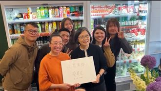 蔡英文訪歐逛台灣超市　見小蒸籠喊好可愛