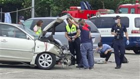 檢警會同運安會人員拆解判讀行車電腦肇事車輛。（圖／翻攝畫面）