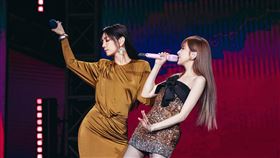 王心凌中國深圳演唱會邀請Ella（左）擔任嘉賓。（圖／翻攝自王心凌臉書）