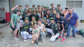 ▲短今和閃亮之星棒球隊合影。（圖／短今提供） 