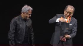 聯發科執行長蔡力行親手送上通化街鄭阿姨水果，黃仁勳笑得超開心！（圖／翻攝自YT＠COMPUTEX）