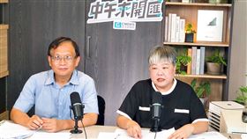 真理法律系主任吳景欽（圖左）受訪談三峽車禍（圖／匯流新聞網提供）