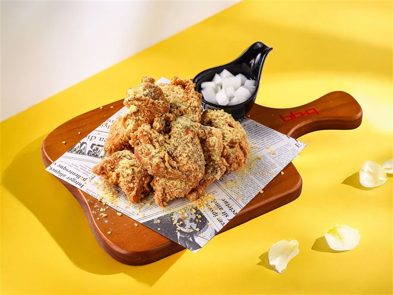 bb.q CHICKEN在5/20告白日推出同步韓國流行的熱賣口味「奶香卡滋炸雞」。（圖／品牌業者提供）