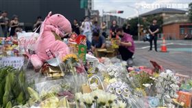 現場湧入大批民眾前來悼念，祝福意外離世的學生及家長能一路好走。（圖／記者黃翎瑄攝）