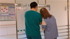 新北市三峽區昨天（19日）下午發生重大車禍事故，男子余文正（78歲）不明原因開車闖紅燈，高速衝撞正在穿越馬路的放學的人群，造成3死12傷的慘劇，余男也受傷昏迷被送至亞東醫院搶救。余妻表示，真的不知道怎麼辦，兒女正從國外趕回台灣處理。