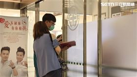 醫師跟余妻交代醫囑。（圖／記者莊淇鈞攝影）