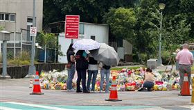 新北三峽車禍  悼念鮮花擺滿地新北市三峽區19日車禍釀多人死傷。罹難者家屬20日中午回到肇事現場，路口可見民眾自發性悼念死者而擺放的大量鮮花。中央社記者林恕暉攝  114年5月20日