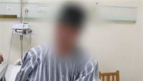 中國一位男子被「難以啟齒」的疾病困擾，一開口說話右臉就會不受控制地抽搐。（圖／翻攝自微博）