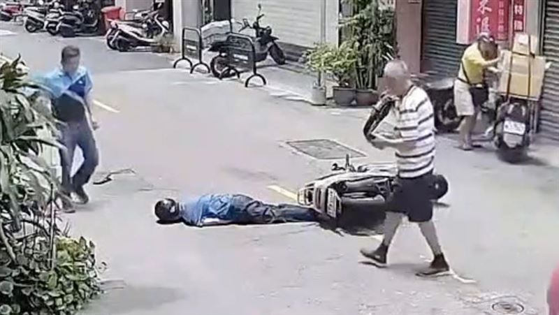 撞擊瞬間曝！貨車「開車門」擊落78歲老翁