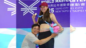 ▲前游泳選手謝至琳挺著孕肚在世壯運200公尺混合四式摘金。（圖／世壯運執委會提供） 