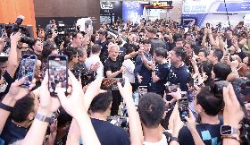 黃仁勳參觀台北國際電腦展  人潮擠爆