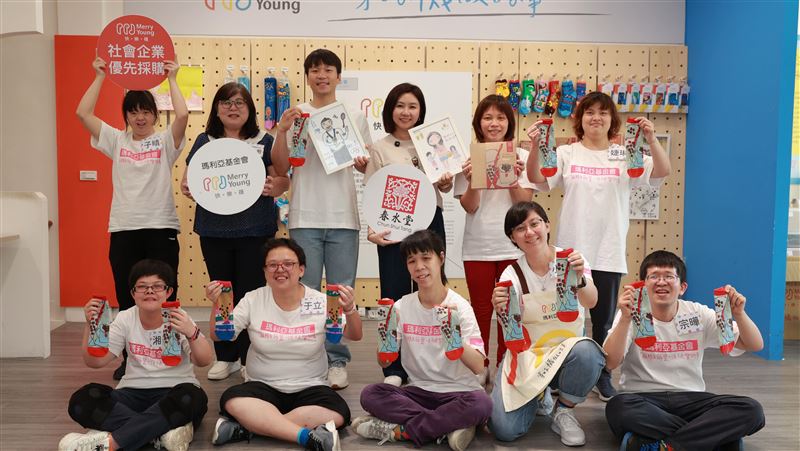 李洋化身體育老師快閃　助瑪利亞青年圓夢