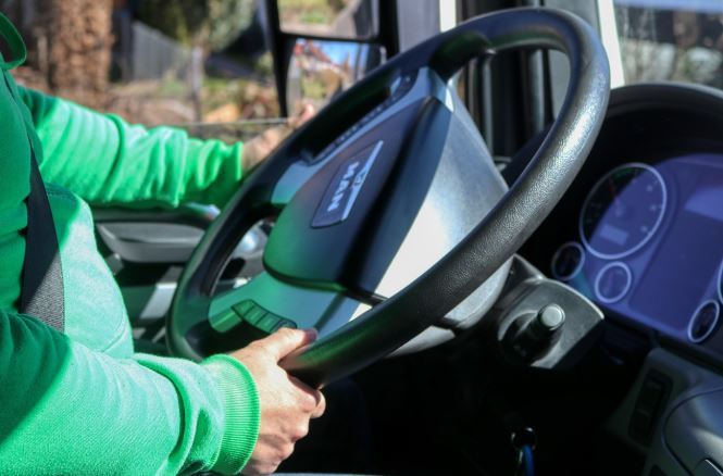 台南蔡姓男子去年開車因未依規定使用方向燈，遭警方開罰1200元，提起行政訴訟，２度遭駁回，還須負擔750元裁判費。（示意圖／PIXABAY）