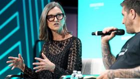 Cathie Wood 女股神伍德(圖/Suzanne Cordiero, Coindesk)