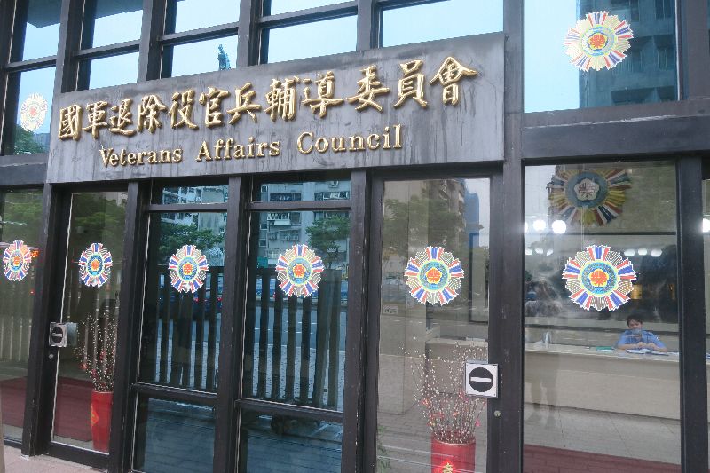 國軍退除役官兵輔導委員會指出,國軍單身退員宿舍違占人員317人,持續勸離