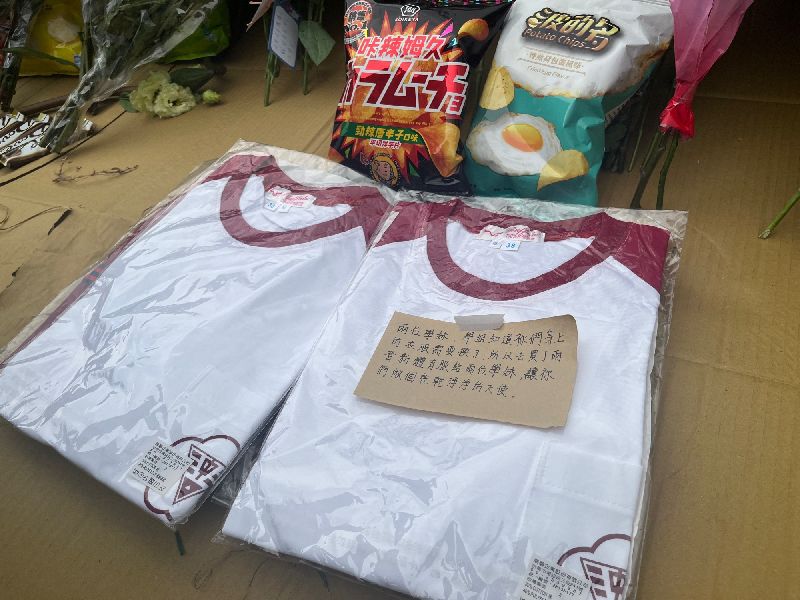 新北三峽北大國小外19日發生重大車禍釀多人死傷,其中三峽國中學生2死、7傷,許多學生20日放學後到事故現場獻花、送上零食致意,還有人準備2套全新體育服,盼讓學妹「做乾淨天使」