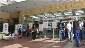 台大醫院婦產部前住院醫師黃信穎趁執勤急診工作性侵就診女子遭判刑，事發時台大婦產部主任陳思原亦涉性騷，至今仍擔任台灣婦產科醫學會理事長。（鏡週刊）