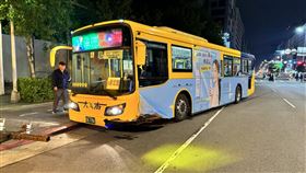 台北市南京東路四段，一台公車自撞中央分隔島。（圖／翻攝畫面）