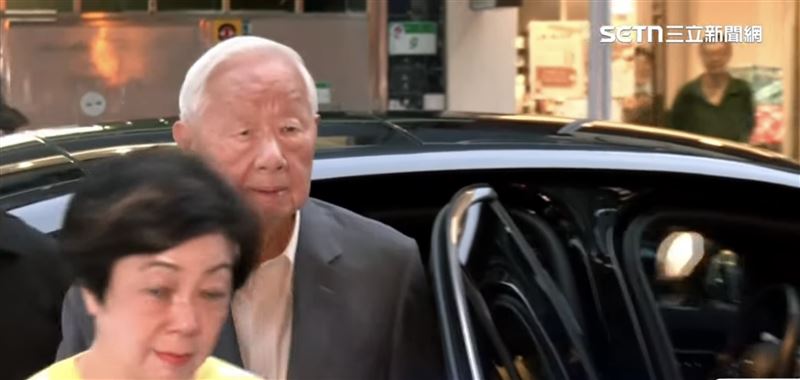 輝達執行長黃仁勳再次與廣達董事長林百里共進晚餐，張忠謀竟現身在餐廳，讓在場的中人驚嘆不已。（圖／三立電視台）