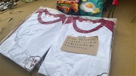 三峽車禍釀死傷  學姐獻體育服讓學妹做乾淨天使新北三峽北大國小外19日發生重大車禍釀多人死傷，其中三峽國中學生2死、7傷，許多學生20日放學後到事故現場獻花、送上零食致意，還有人準備2套全新體育服，盼讓學妹「做乾淨天使」。中央社記者趙敏雅攝  114年5月20日