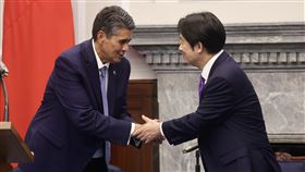 賴總統會晤帛琉總統惠恕仁（2）總統賴清德（右）20日以軍禮歡迎率團訪台的帛琉共和國總統惠恕仁（左），兩人下午在總統府進行雙邊會晤，互相握手致意。中央社記者張皓安攝  114年5月20日