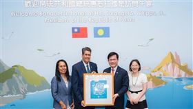 外交部長林佳龍（右二）致贈「元首肖像剪紙」予帛琉總統惠恕仁（左二）。（圖／翻攝自外交部官網）