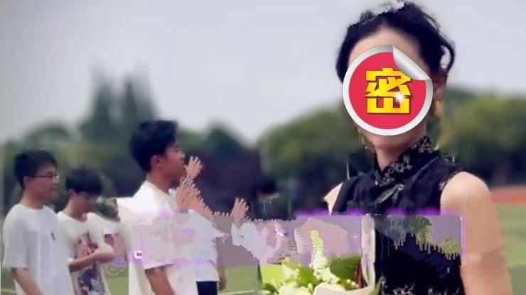 她穿黑色旗袍參加成年禮！網：真的18歲嗎