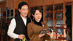 黃瑄(右)算盤亂撥一通，被學過珠算的尹昭德發現。（圖／台視提供）