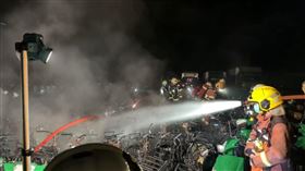 新北市新店區郵政路、青潭郵局的戶外停車場內發生火警。（圖／翻攝畫面）