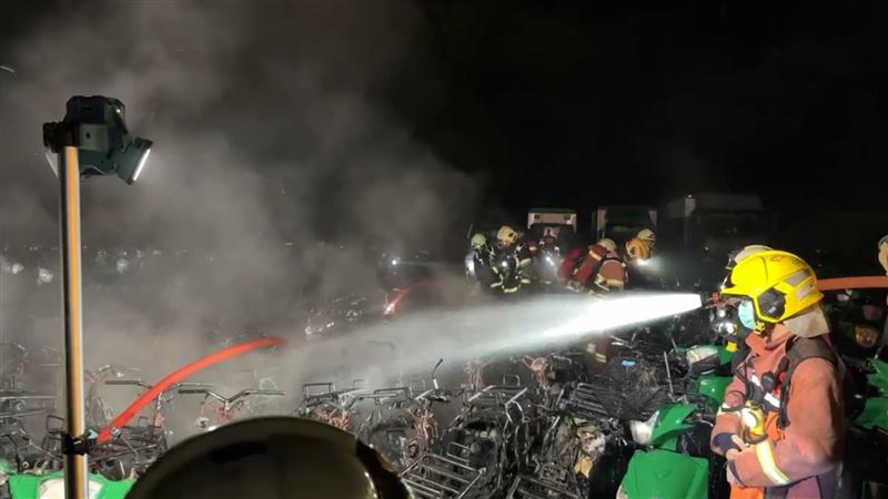 新北市新店區郵政路、青潭郵局的戶外停車場內發生火警。（圖／翻攝畫面）