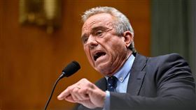 美國衛生部長小羅勃甘迺迪今天透過預錄影片，在世界衛生組織年度大會上，對著全球衛生官員批評世衛「垂死」。（圖／美聯社／達志）