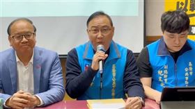 罷免連署涉偽造 基檢聲押領銜人游正義 基隆地檢署偵辦罷免提議人名冊涉偽造文書案，20日 再度約談罷免民進黨基隆市議員張之豪案領銜人游正 義（中），經檢察官複訊後，晚間10時許，認定游正 義有串證、滅證之虞，向基隆地方法院聲請羈押禁 見。（讀者提供）